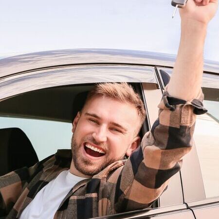 Mann mit Autoschlüssel