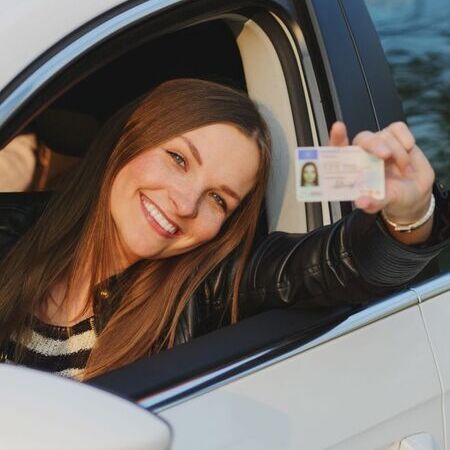 Frau zeigt einen Führerschein