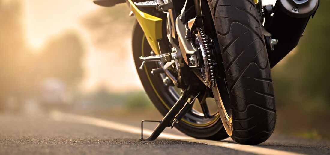 Motorrad steht auf der Straße