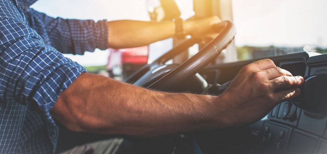 Mann sitzt im Traktor und lenkt