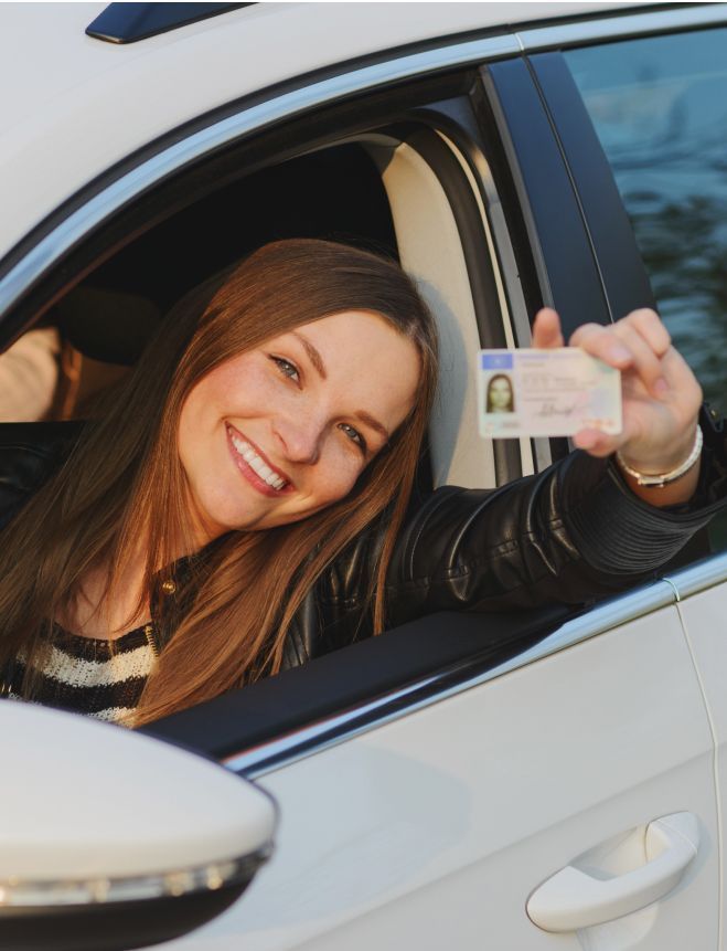 Frau zeigt einen Führerschein